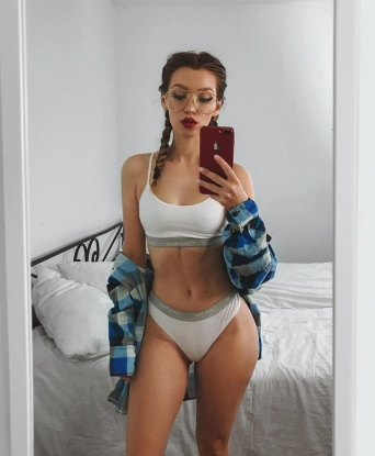 Я создана, чтобы исполнить все твои сокровенные фантазии и желания 💋
У меня много опыта, так что я знаю, как угодить мужчине. Мои услуги включают классический секс, оральный секс, массаж и многое другое. Я искусная соблазнительница и с радостью придумаю что-то особенное только для тебя 😉
Не бойся расслабиться со мной - я заботлива и дружелюбна. В моих объятьях ты забудешь о всех заботах и проблемах, я просто помогу тебе расслабиться и получить максимум удовольствия.
Мои фото настоящие и проверенные. Вижушь? Я сексапильна и готова пленить тебя своей красотой и страстью 🔥
У меня есть отличные отзывы от моих довольных клиентов. Они говорят, что я лучшая в Москве! Ты можешь проверить это сам, просто позвонив мне.
Живу в Москве, и готова встретиться с тобой в любое время и в любом месте. Давай проведем незабываемое время вместе! 😘 Ирина